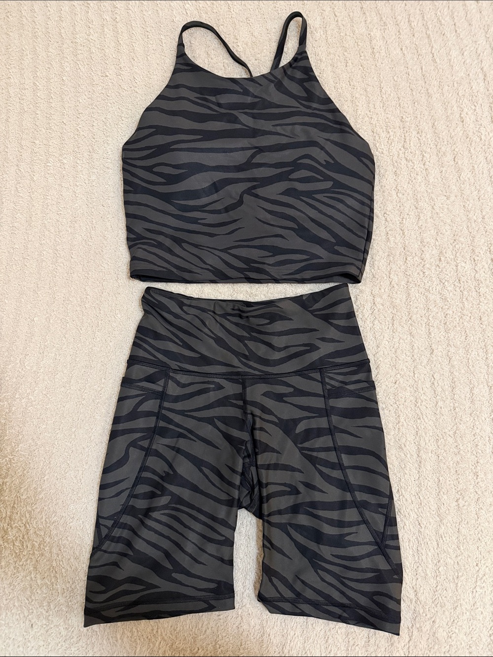 Old Navy Black & Gray Zebra-Print Athletic Shorts Set shirts are Small Top is M